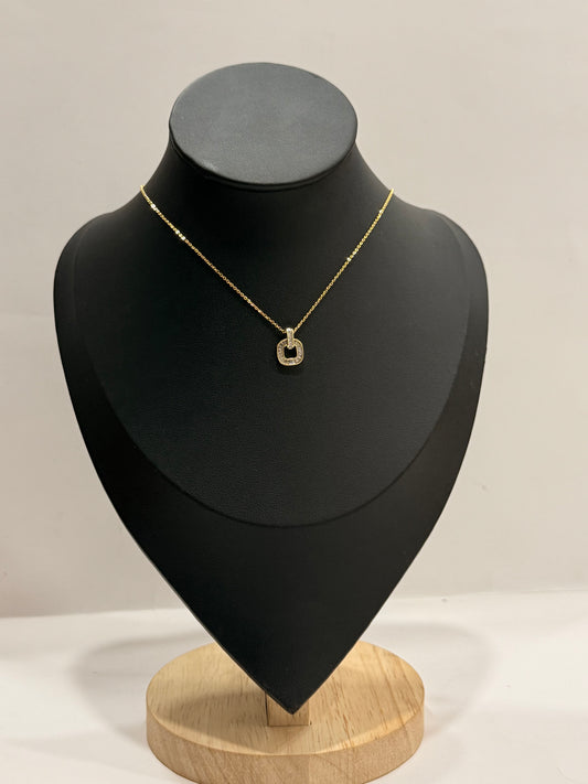 Collier médaille carré