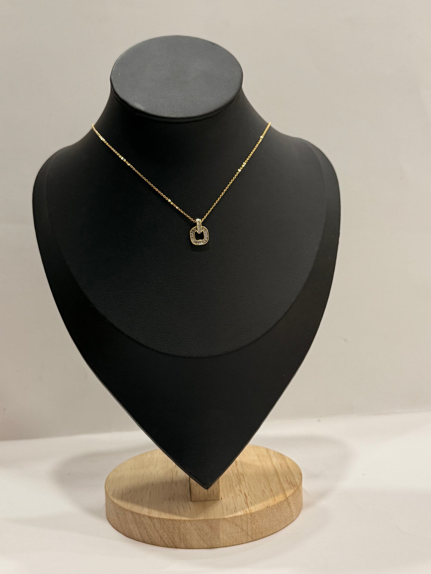 Collier médaille carré